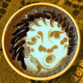 Рисунки на кофе. Странное лицо